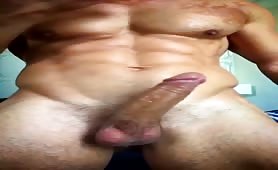 Hot latín bodybuilder wanking his tasty cock