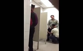 Straight argentinian guy getting a blow in public toilet