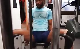 This guy has a dick slip in the gym..